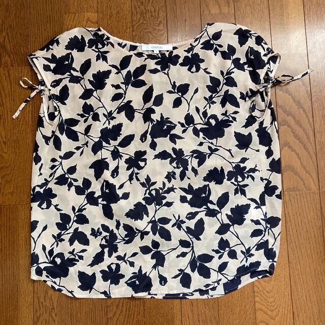 恵みの時 タグ付き未使用品!UNTITLED ボタニカル柄ブラウス 46