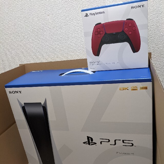 SONY(ソニー)のプレイステーション5 本体 新品未使用 + PS5コントローラー エンタメ/ホビーのゲームソフト/ゲーム機本体(家庭用ゲーム機本体)の商品写真