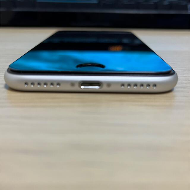 iPhone(アイフォーン)のiPhone se2 64GB simフリー 中古 ホワイト スマホ/家電/カメラのスマートフォン/携帯電話(スマートフォン本体)の商品写真