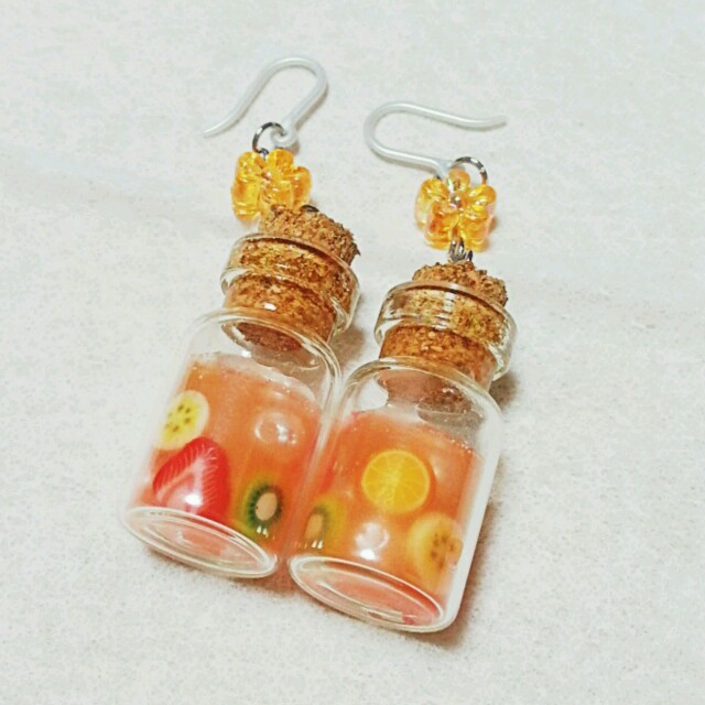 オレンジ☆小瓶のピアス レディースのアクセサリー(ピアス)の商品写真