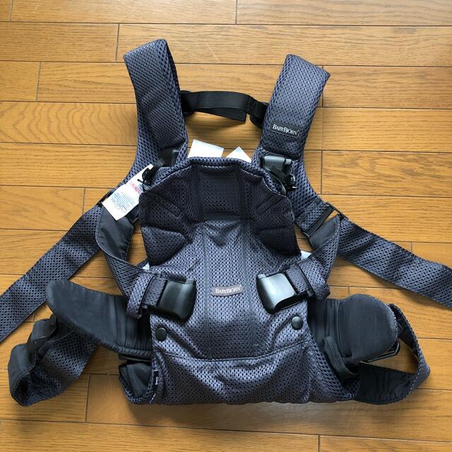 BABYBJORN(ベビービョルン)の【再々値下げ】おまけ付き　ベビービョルン　ワンカイエアー　アンスラサイト キッズ/ベビー/マタニティの外出/移動用品(抱っこひも/おんぶひも)の商品写真