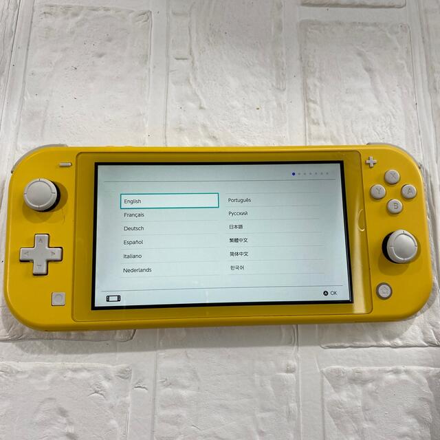 Nintendo Switch(ニンテンドースイッチ)のNINTENDO Switch ライト　イエロー　本体 エンタメ/ホビーのゲームソフト/ゲーム機本体(家庭用ゲーム機本体)の商品写真