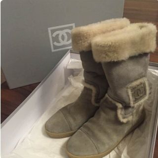 シャネルのもこもこブーツ-