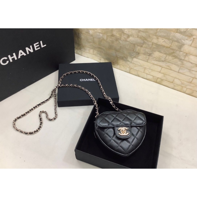 ブラック CHANEL - 希少 CHANEL ハートバック ショルダーバッグの通販