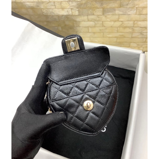 ブラック CHANEL - 希少 CHANEL ハートバック ショルダーバッグの通販
