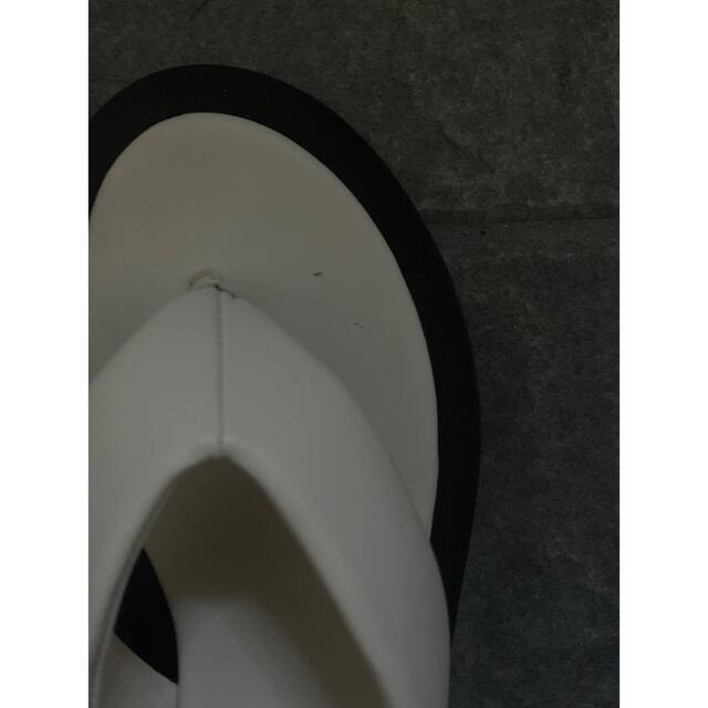 ZARA HOME(ザラホーム)のZARAHOME コントラストレザーサンダル　白 37(24.0) レディースの靴/シューズ(サンダル)の商品写真