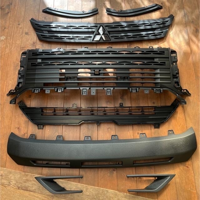 新型デリカD5 フロントグリル周り一式、ロワーバンパー、 チッピング
