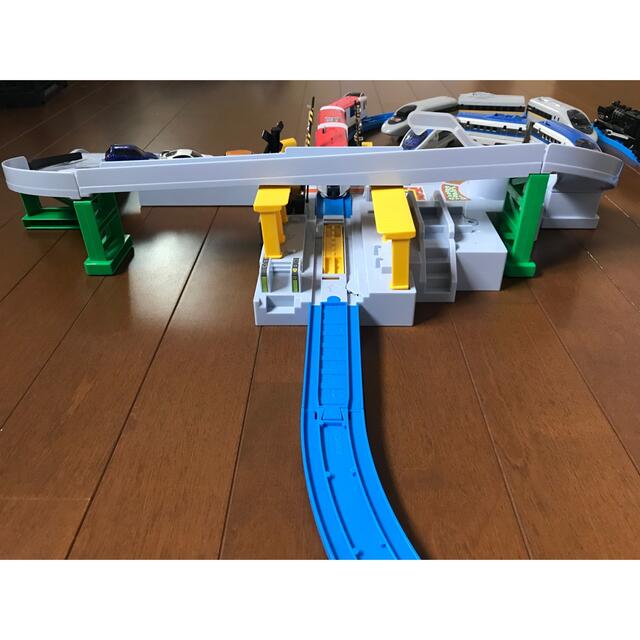 Takara Tomy(タカラトミー)のプラレール　くるぞわたるぞカンカン踏切　車輌・トミカ各3台つき キッズ/ベビー/マタニティのおもちゃ(電車のおもちゃ/車)の商品写真