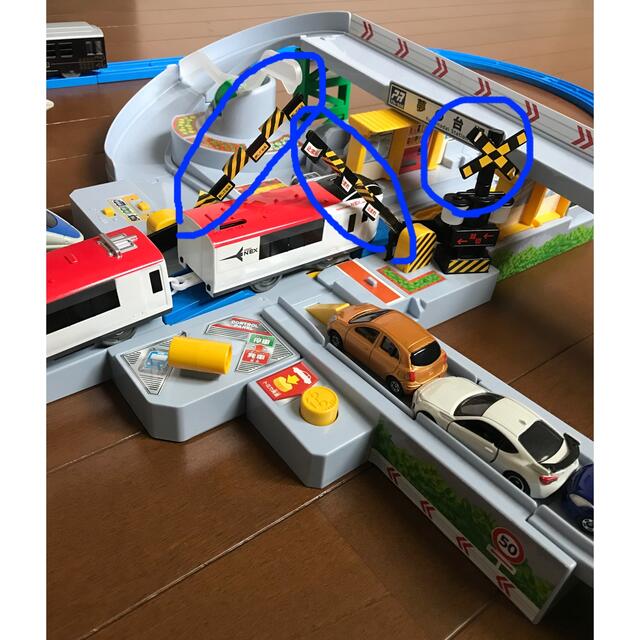 Takara Tomy(タカラトミー)のプラレール　くるぞわたるぞカンカン踏切　車輌・トミカ各3台つき キッズ/ベビー/マタニティのおもちゃ(電車のおもちゃ/車)の商品写真