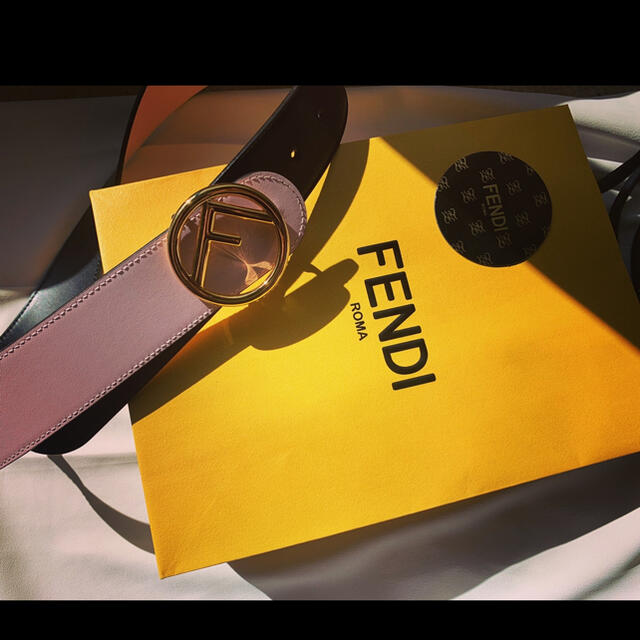 FENDI(フェンディ)のブラックレザーベルト ピンクリバーシブル レディースのファッション小物(ベルト)の商品写真