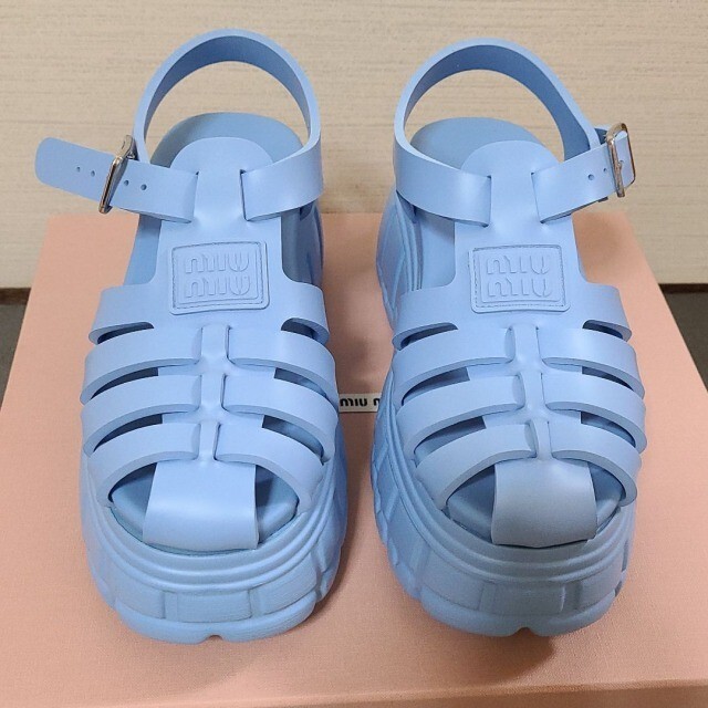 miumiu(ミュウミュウ)の【新品】MIUMIU EVA プラットフォーム ロゴ サンダル レディースの靴/シューズ(サンダル)の商品写真