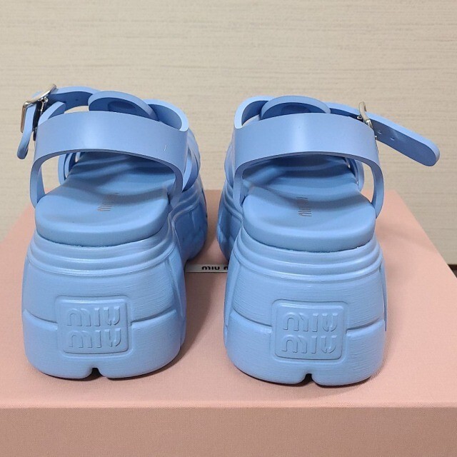 miumiu(ミュウミュウ)の【新品】MIUMIU EVA プラットフォーム ロゴ サンダル レディースの靴/シューズ(サンダル)の商品写真