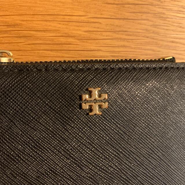 Tory Burch(トリーバーチ)のToryBurch 二つ折り黒財布　52902 エマーソン　ブラック レディースのファッション小物(財布)の商品写真