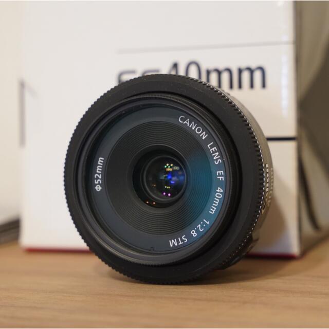 Canon(キヤノン)のCanon EF40mm F2.8 STM パンケーキレンズ　保護フィルター付き スマホ/家電/カメラのカメラ(レンズ(単焦点))の商品写真