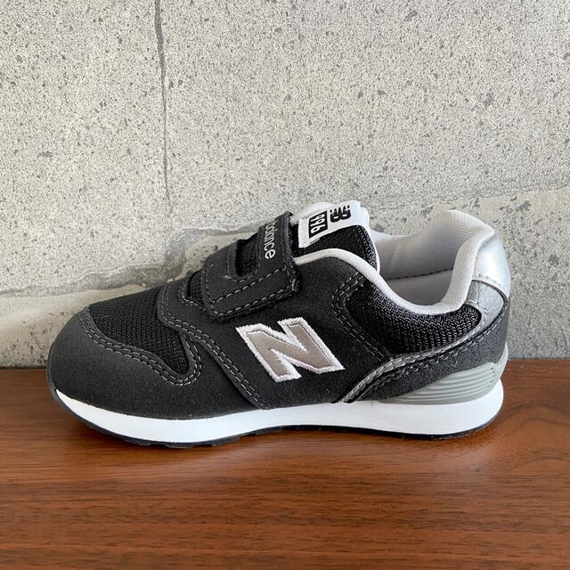 New Balance(ニューバランス)の【新品】16.5センチ ブラック ニューバランス スニーカー キッズ キッズ/ベビー/マタニティのキッズ靴/シューズ(15cm~)(スニーカー)の商品写真