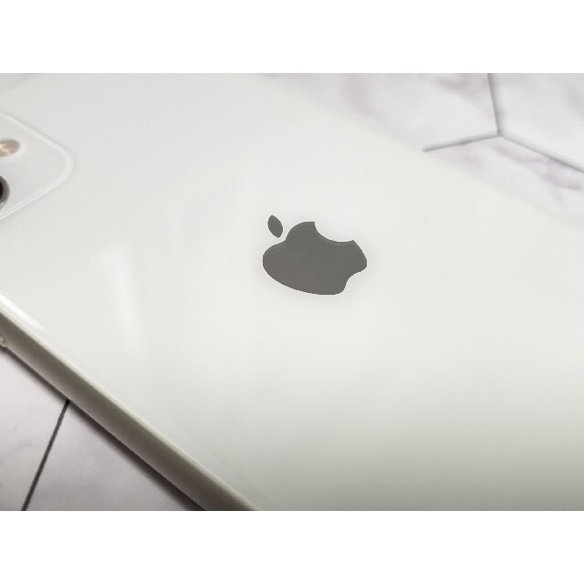 【極美品】iPhone11 64GB SIMフリー 白 ホワイト シルバー スマホ/家電/カメラのスマートフォン/携帯電話(スマートフォン本体)の商品写真