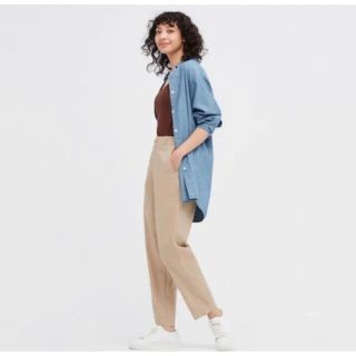 ユニクロ(UNIQLO)のUNIQLO リネンコットンテーパードパンツ S(カジュアルパンツ)