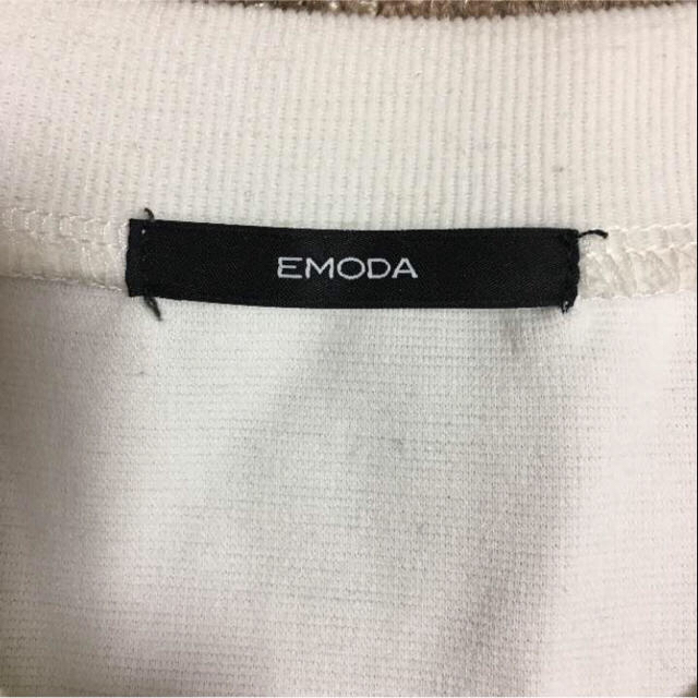 EMODA(エモダ)の美品！  EMODA Vネックトップス 白  moussy/murua レディースのトップス(カットソー(長袖/七分))の商品写真