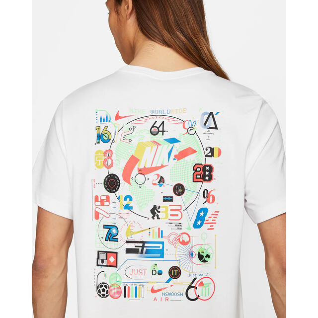 NIKE(ナイキ)の【NIKE】ホワイト×マルチカラー【ナイキ】半袖　tシャツ メンズのトップス(Tシャツ/カットソー(半袖/袖なし))の商品写真