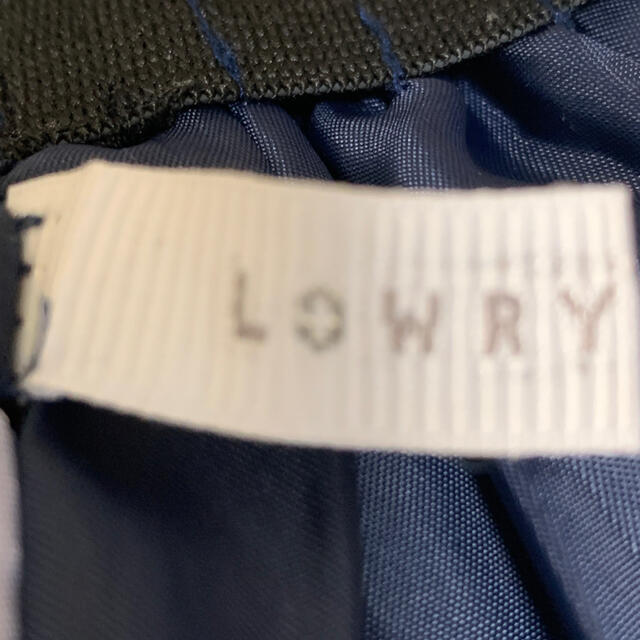 LOWRYS FARM(ローリーズファーム)のLOWRYSFARM   紺色 花柄  膝丈スカート レディースのスカート(ひざ丈スカート)の商品写真