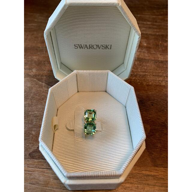 SWAROVSKI(スワロフスキー)のスワロフスキー　Millenia イヤーカフ シングル　グリーン レディースのアクセサリー(イヤーカフ)の商品写真