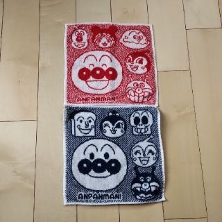 スカイラーク(すかいらーく)の【アンパンマン】タオルハンカチ 2枚セット +ｵﾏｹ タンバリン(キャラクターグッズ)