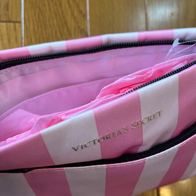 Victoria's Secret(ヴィクトリアズシークレット)の新品　VICTORIA'S SECRET ヴィクトリアシークレット　ポーチ レディースのファッション小物(ポーチ)の商品写真