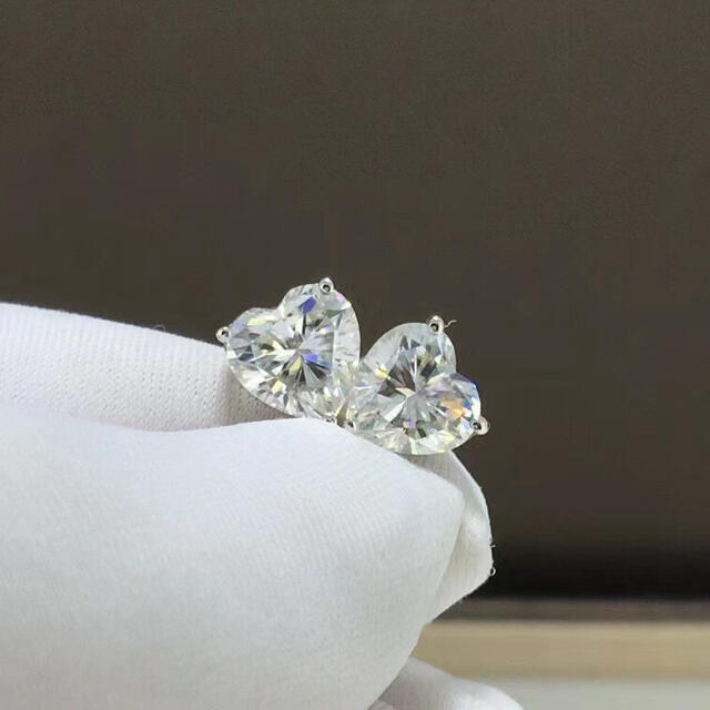 合計2カラット 】輝く モアサナイト ピアス K18WGの通販 by Rui|ラクマ