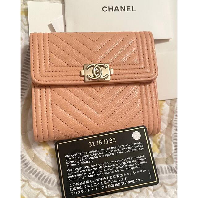 CHANEL(シャネル)のシャネル2022カラー　CHANEL BOY CHANEL　三つ折り財布　 レディースのファッション小物(財布)の商品写真
