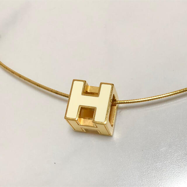 Hermes(エルメス)のエルメス ネックレス カージュドアッシュ H ロゴ キューブ　ゴールド　白　☆ レディースのアクセサリー(ネックレス)の商品写真