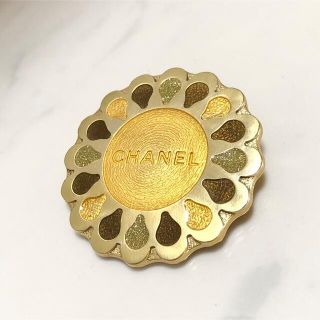 シャネル(CHANEL)のシャネル　ブローチ　ペンダント　トップ　ゴールド　ラメ　しずく　金　フラワー　☆(ブローチ/コサージュ)