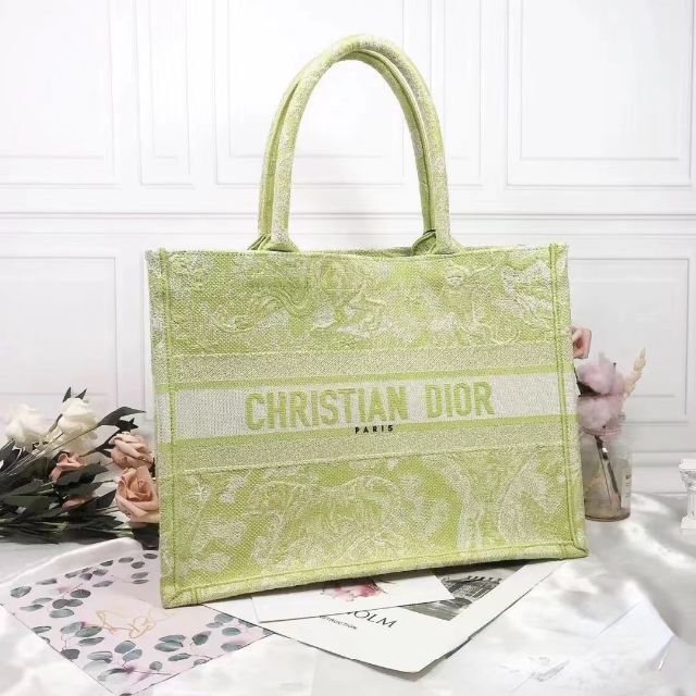 新しく着き Christian ディオールのアイコン的バッグ『ブックトート』 - Dior ハンドバッグ