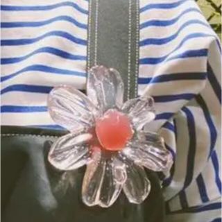 ザラ(ZARA)のZARA 花　ブローチ　フラワー　ブローチ　♡新品未使用♡(ブローチ/コサージュ)