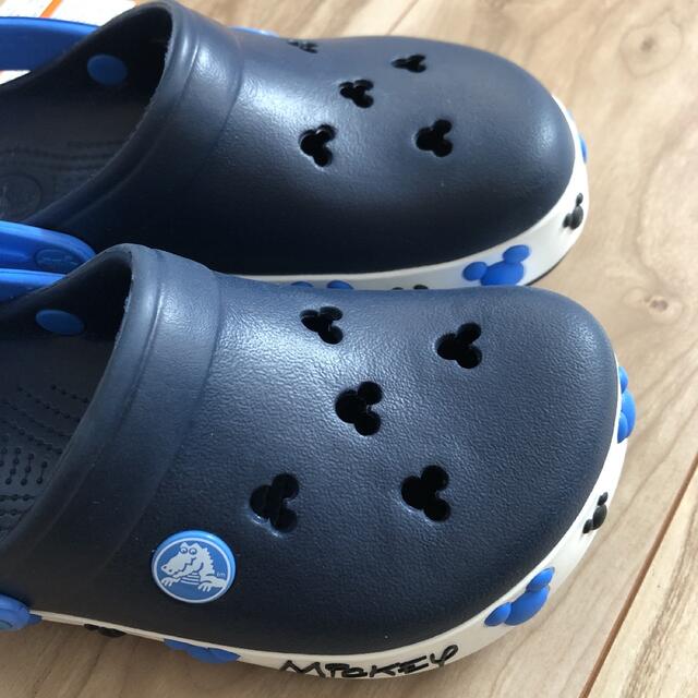 crocs(クロックス)の【新品】クロックス キッズ サンダル ディズニー ミッキー  18.5〜19cm キッズ/ベビー/マタニティのキッズ靴/シューズ(15cm~)(サンダル)の商品写真