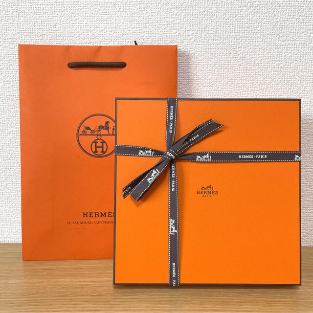 Hermes(エルメス)の【新品　ギフト包装】エルメス モザイク プラチナ パンプレート　16cm インテリア/住まい/日用品のキッチン/食器(食器)の商品写真