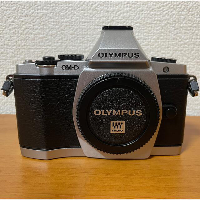 OLYMPUS(オリンパス)のOLYMPUS OM-D E-M5 レンズキット SLIVER スマホ/家電/カメラのカメラ(ミラーレス一眼)の商品写真