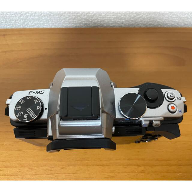 OLYMPUS(オリンパス)のOLYMPUS OM-D E-M5 レンズキット SLIVER スマホ/家電/カメラのカメラ(ミラーレス一眼)の商品写真