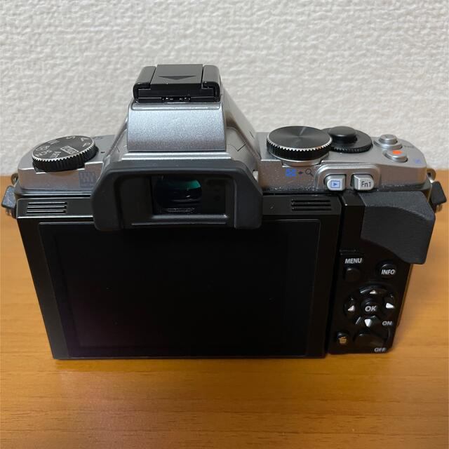 OLYMPUS(オリンパス)のOLYMPUS OM-D E-M5 レンズキット SLIVER スマホ/家電/カメラのカメラ(ミラーレス一眼)の商品写真