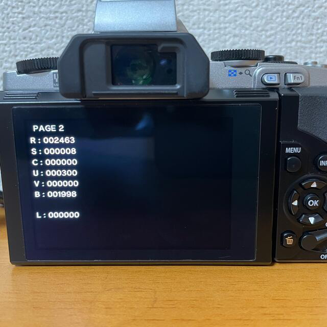 OLYMPUS(オリンパス)のOLYMPUS OM-D E-M5 レンズキット SLIVER スマホ/家電/カメラのカメラ(ミラーレス一眼)の商品写真