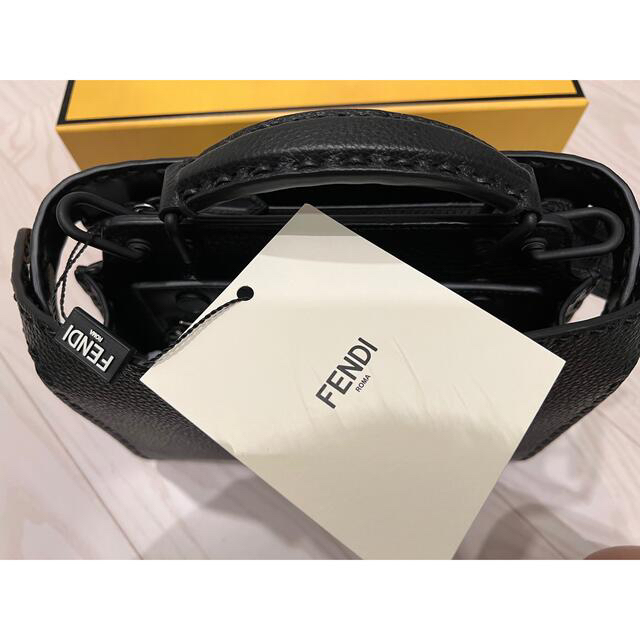 FENDI(フェンディ)のFENDI PEEKABOO ISeeU MINI 黒 メンズのバッグ(セカンドバッグ/クラッチバッグ)の商品写真