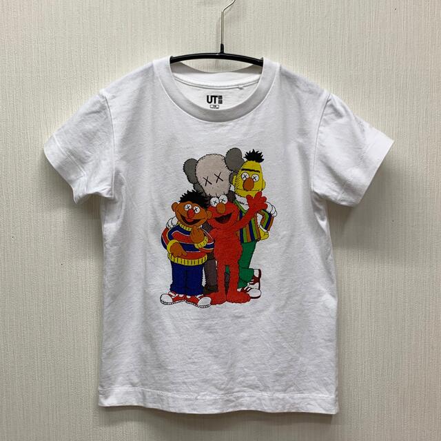 UNIQLO(ユニクロ)の【華様専用】110 UNIQLO KAWS×SESAME STREET 2着 キッズ/ベビー/マタニティのキッズ服男の子用(90cm~)(Tシャツ/カットソー)の商品写真