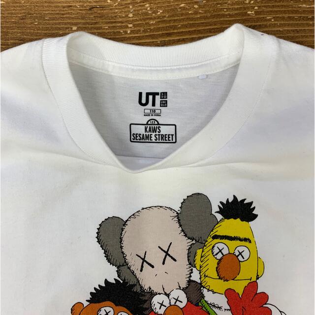 UNIQLO(ユニクロ)の【華様専用】110 UNIQLO KAWS×SESAME STREET 2着 キッズ/ベビー/マタニティのキッズ服男の子用(90cm~)(Tシャツ/カットソー)の商品写真