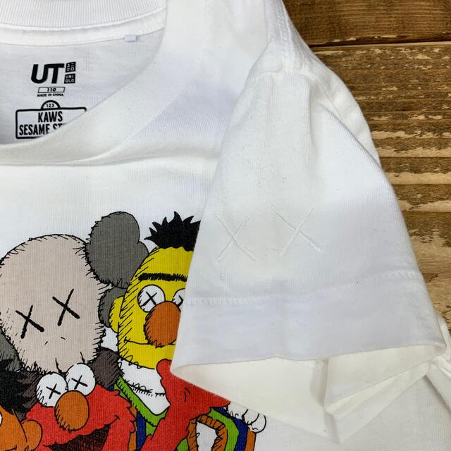 UNIQLO(ユニクロ)の【華様専用】110 UNIQLO KAWS×SESAME STREET 2着 キッズ/ベビー/マタニティのキッズ服男の子用(90cm~)(Tシャツ/カットソー)の商品写真