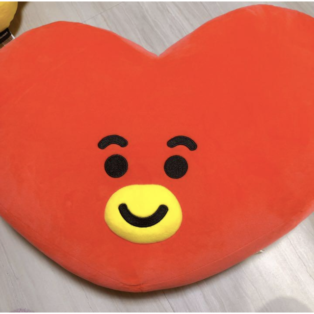 BT21(ビーティーイシビル)のBT21 TATA クッション　BTS V　テテ　② エンタメ/ホビーのおもちゃ/ぬいぐるみ(キャラクターグッズ)の商品写真