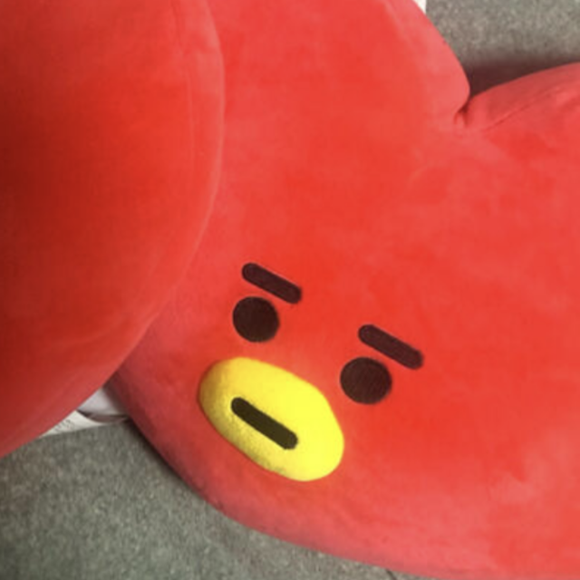 BT21(ビーティーイシビル)のBT21 TATA クッション　BTS V　テテ　③ エンタメ/ホビーのおもちゃ/ぬいぐるみ(キャラクターグッズ)の商品写真