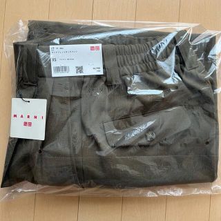 ユニクロ(UNIQLO)のユニクロ　マルニ　ワイドフィットタックパンツ　オリーブXS (スラックス)