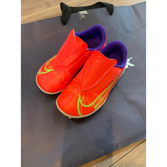 NIKE(ナイキ)のNIKE サッカー用　トレーニングシューズ　17cm キッズ/ベビー/マタニティのキッズ靴/シューズ(15cm~)(アウトドアシューズ)の商品写真