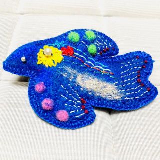 NO.56 情景の青い鳥　ブローチ　手縫刺繍　ビーズ　景色.思い出の切取(コサージュ/ブローチ)