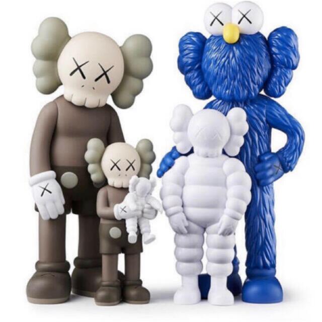 MEDICOM TOY(メディコムトイ)のKAWS FAMILY BROWN/BLUE/WHITE & BLACK エンタメ/ホビーのフィギュア(その他)の商品写真