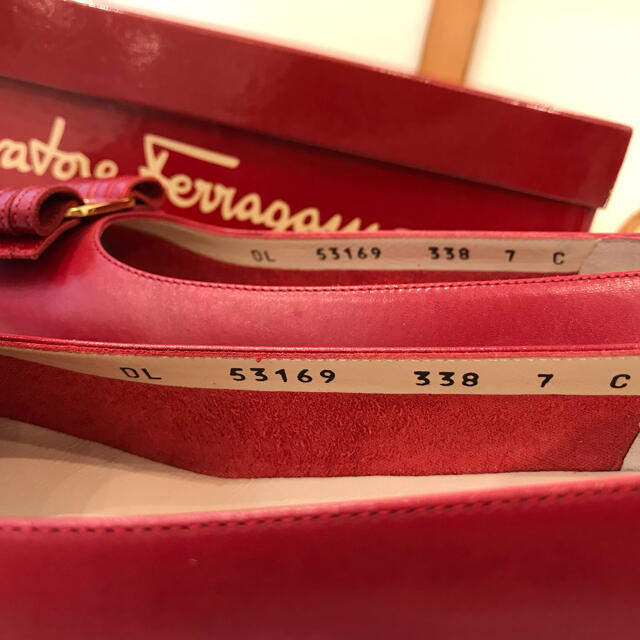 Salvatore Ferragamo(サルヴァトーレフェラガモ)のRR286 サルヴァトーレ フェラガモ パンプス レッド #7 レディースの靴/シューズ(ハイヒール/パンプス)の商品写真